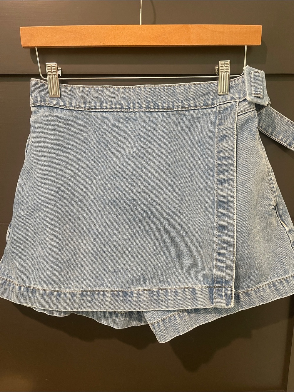 Veronica Beard Diaz Denim Designer Skort in Silverwood Blue Size 6 - Picture 2 of 7